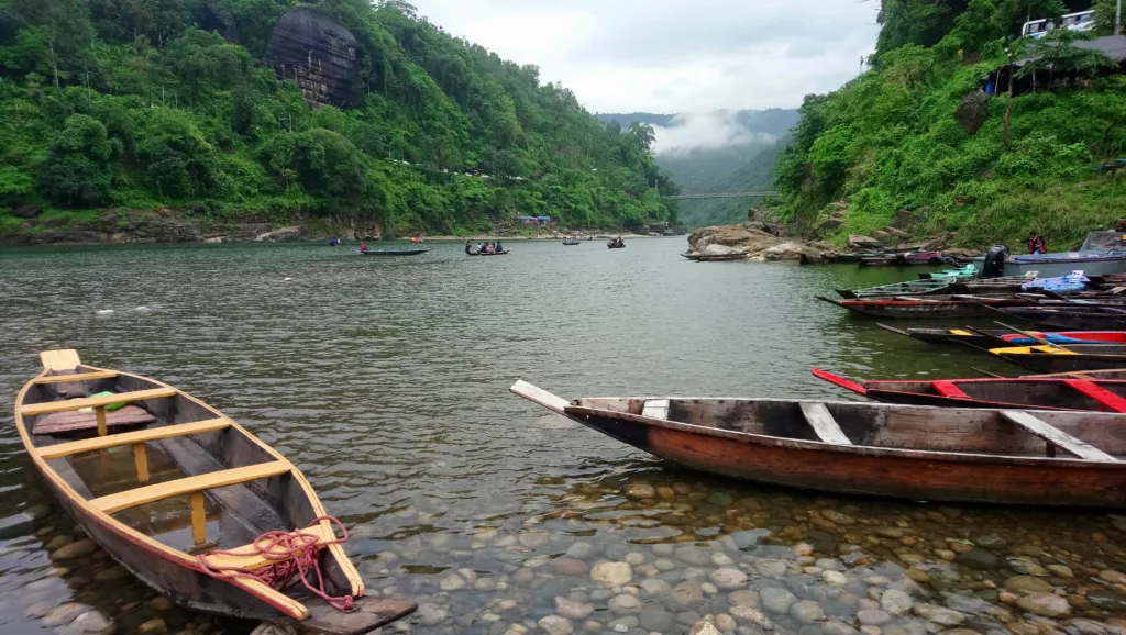 Dawki_River,_Dawki,_Meghalaya